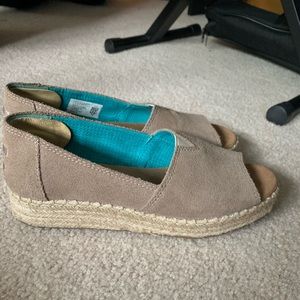 NWOT Tan Toms (Women’s size 6)